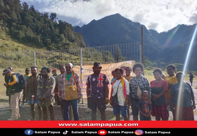 Foto bersama usai Reses Ketua DPRD Anton Bukaleng di kampung Angongin Tembagapura (salampapua.com/Acik)