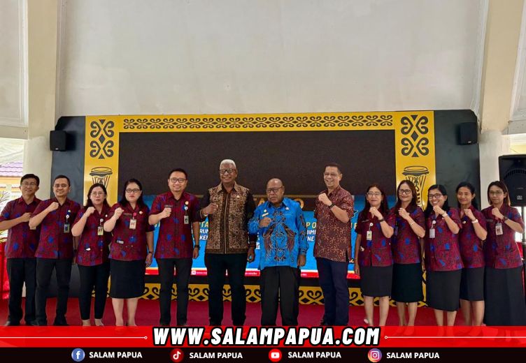 Foto bersama Bupati dan Wabup Mimika dengan seluruh staf RSUD Mimika usai kegiatan (salampapua.com/Evita)