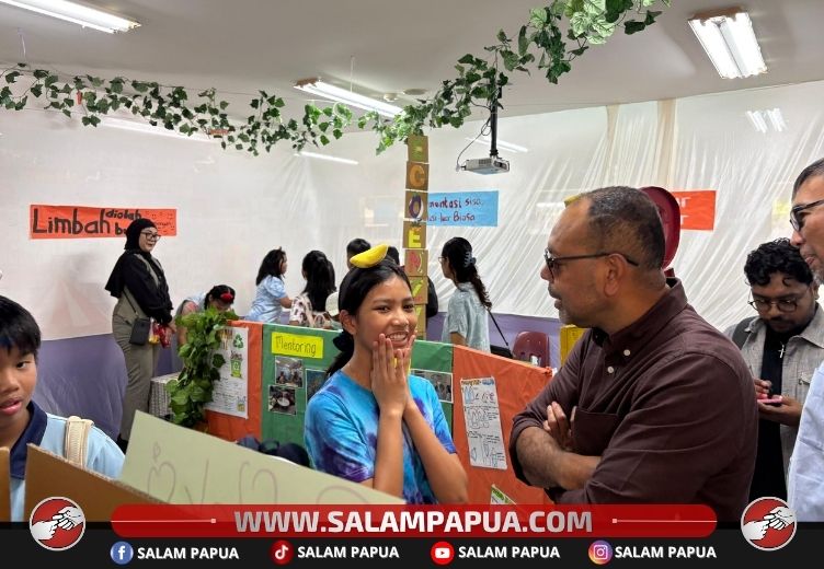 Director and Executive Vice President Sustainable Development PTFI, Claus Wamafma saat mengunjungi stand daur ulang sampah organik (salampapua.com/Evita)