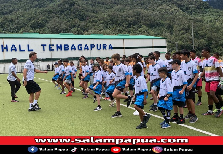 Direktur Akademi PFA, Wolfgang Pikal Bersama Kepala Coach PFA, Ardiles Rumbiak saat melatih Siswa Mount Zaagkam Internasional School (MZIS) dan anak-anak PFA di Sporthall Tembagapura (salampapua.com/Evita)
