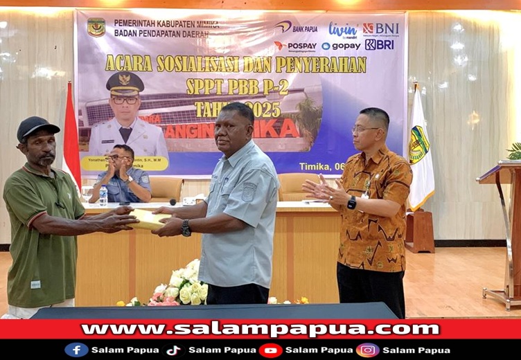 Penyerahan SPPT PPB-P2 oleh Kabid Bapenda (salampapua.com/Evita)