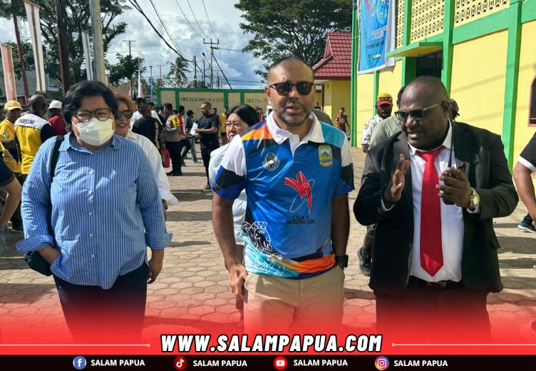 Director and EVP Sustainable Development PTFI Claus Wamafma dan VP Government Relations PTFI Lenny Josephina saat bersama Ketua Panitia Pelaksana Liga 4 Regional Papua Tengah (salampapua.com/JR)