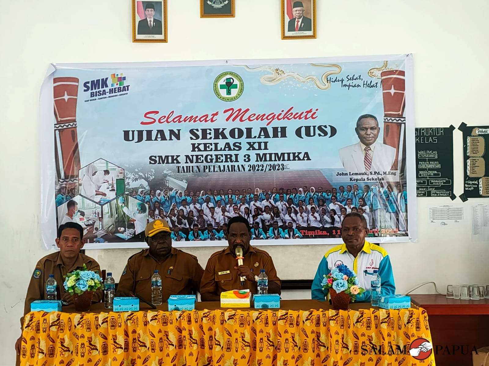 Pertemuan Kepala Dinas Pendidikan Mimika, Willem Naa (kedua dari kanan) didampingi Sekretaris Dinas Pendidikan Mimika Fransiskus Bokeyau (kedua dari kiri) bersama Kepala Sekolah dan guru pengawas di SMKN 3 Kesehatan Timika (Foto:salampapua.com/Acik)