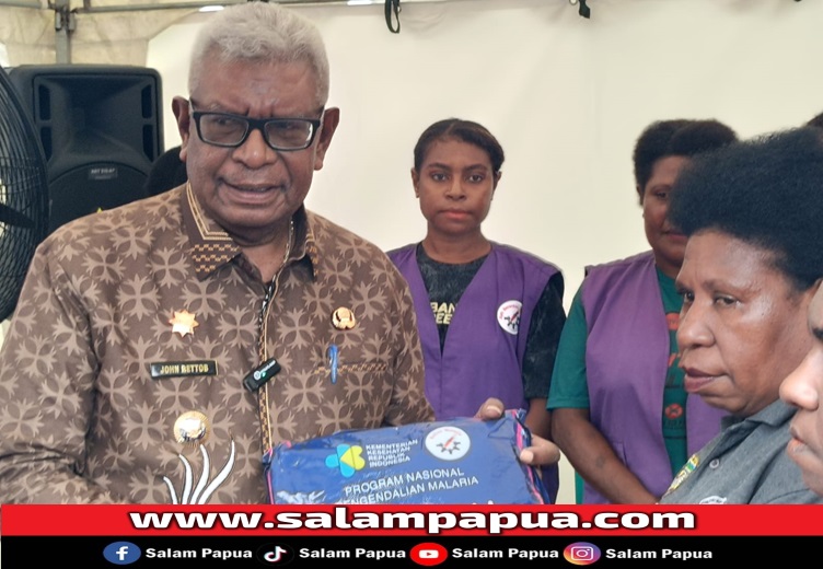 Pembagian kelambu gratis kepada warga (salampapua.com/Abeth)