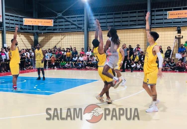 Situasi pertandingan Final Tim Basket Putra PJP Vs Fabrikasi (Foto:salampapua.com/Evita)