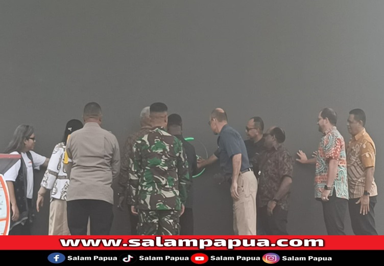 Tekan tombol sirene pada layar tanda dimulainya Program Pengendalian Malaria dan Percepatan Penurunan Stunting di Kabupaten Mimika (salampapua.com/Abeth)