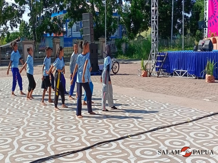 Persembahan tarian dari  SD Inpres Kwamki Narama Mimika (Foto:salampapua.com/Acik)