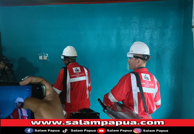 Penyemprotan insektisida Indoor Residual Spraying (IRS) oleh Bupati Mimika Johannes Rettob bersama Executive Vice President Technical Services PTFI Christopher E. Zimmer (salampapua.com/Abeth)