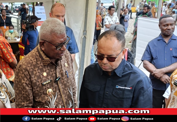 Director & Executive Vice President Sustainable Development PTFI Claus Wamafma dan Bupati Mimika Johannes Rettob saat memantau stand sosialisasi pangan pendukung ASI berkualitas (salampapua.com/Abeth)