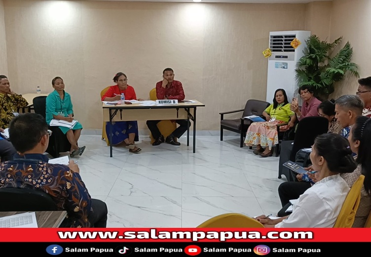 Pembahasan program kerja komisi B dalam Sidang Daerah ke-V GPSDI Papua-Papua Barat (salampapua.com/Acik)