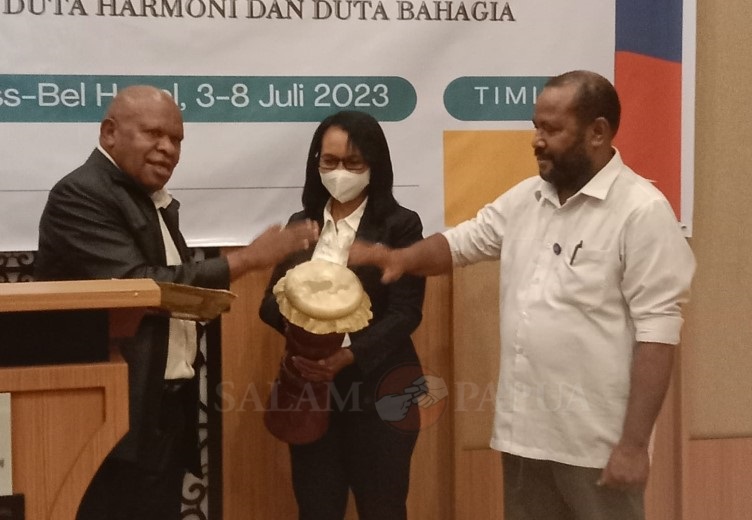Ketua FKUB Mimika Ignasius Adii (kiri) dan Direktur PBM-GKI Papua Pdt. Jake Merill Ibo,S.Th,M.Si (kanan) menabu tifa membuka pelatihan (Foto:salampapua.com/Acik)