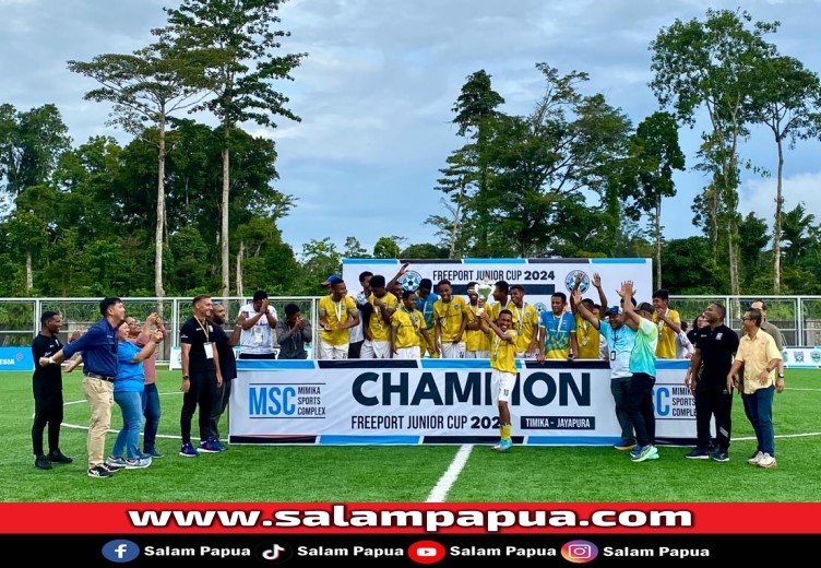 Pemberian Tropi kepada tim PFA A sebagai pemenang FJC 2024 (salampapua.com/Evita)
