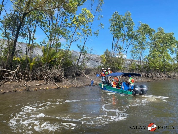 Pembersihan lingkungan di area laut Portsite Mimika (Foto:salampapua.com/Evita)