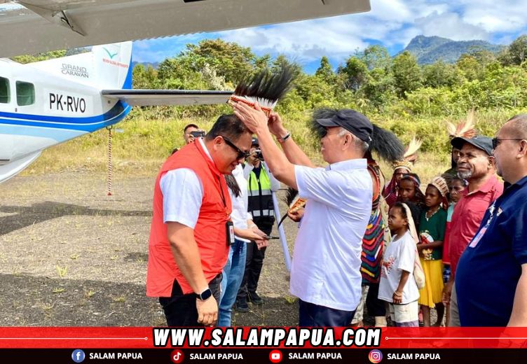 Situasi saat Kepala Otban Wilayah X Merauke Rasburhany U menyambut pilot Caravan di Lapter Noema di Kampung Piligom Distrik Jila, Jumat (9/5/2025) (salampapua.com/Evita)
