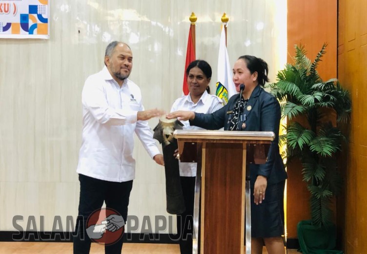 Pembukaan sosialisasi oleh Sekretaris Dinas PMPTSP Kabupaten Mimika Betriks Pademme mewakili Bupati Mimika (salampapua.com/Evita)