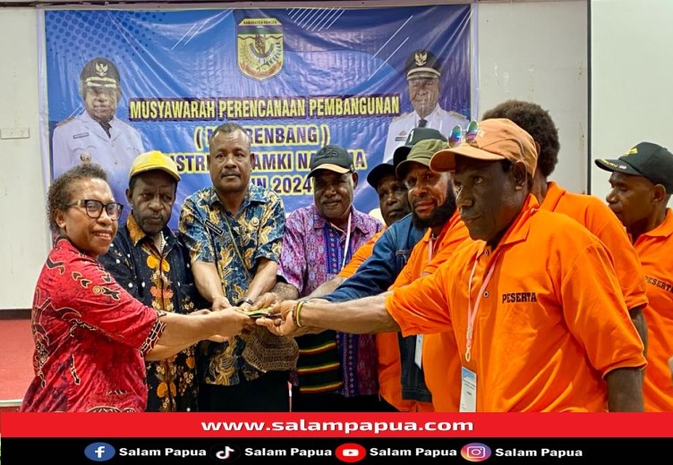 Penyerahan usulan program dalam Musrenbang 2024 oleh Kepala Distrik Kwamki Narama Kristian Mote bersama perwakilan Kampung dan Kelurahan kepada perwakilan Bappeda Kabupaten Mimika (salampapua.com/Evita)