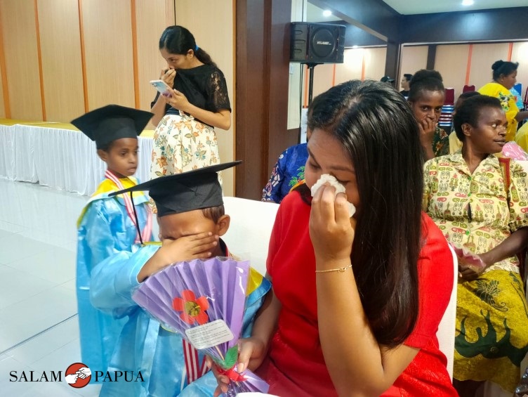 Salah satu Anak TK B Miracle School menangis haru usai memberikan bingkisan kepada ibunya (Foto:salampapua.com/Acik)