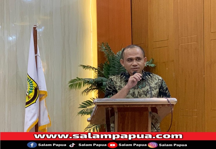 Sekretaris DPMPTSP Mimika Arpanto Patandianan saat membacakan laporan Panitia kegiatan (salampapua.com/Evita)