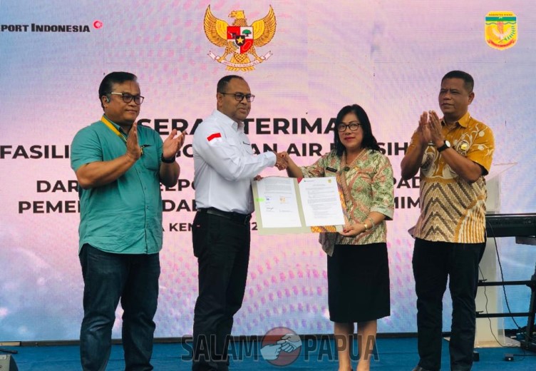 Penyerahan berita acara serah terima Fasilitas Pengolahan Air Bersih (salampapua.com/Evita)