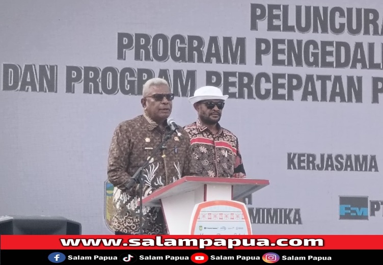 Bupati Mimika Johannes Rettob saat menyampaikan sambutan (salampapua.com/Abeth) 