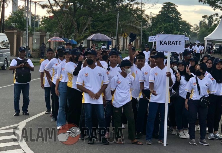 Atlet Karate saat melakukan defile dari Halaman Gedung Emeneme Yauware menuju Lapangan Timika Indah (salampapua.com/Evita)