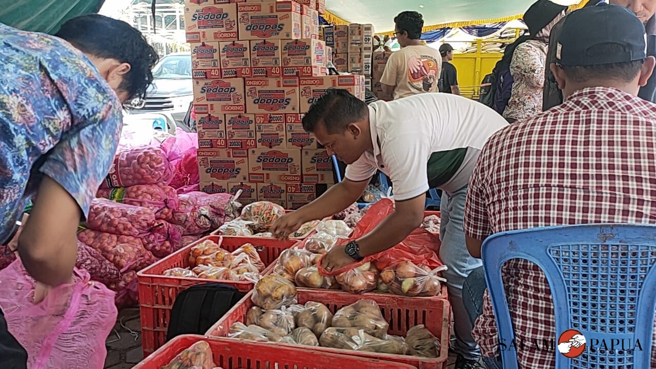 Pegawai Disperindag saat mengatur takaran kentang dan wortel (Foto:Salampapua.com/Acik)