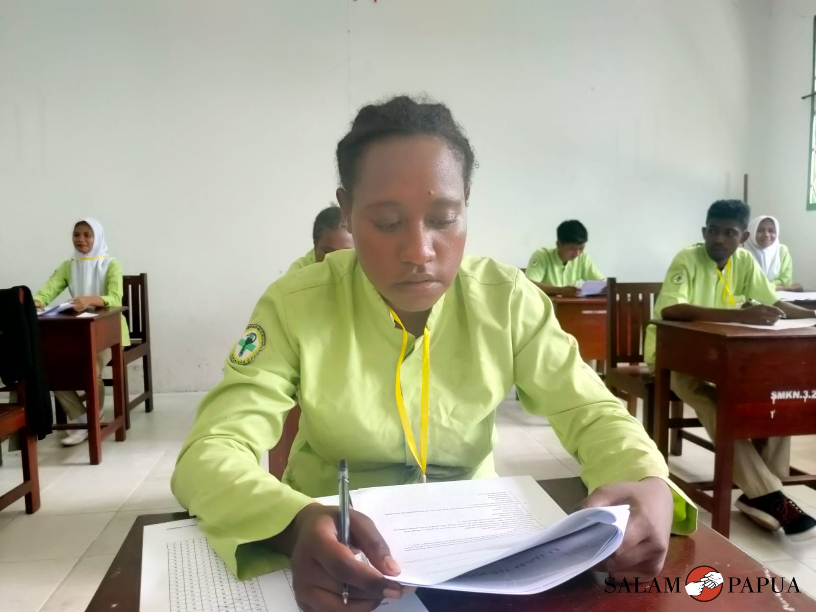 Siswi asli Papua di SMKN 3 Kesehatan Timika saat mengerjakan soal Ujian Sekolah (Foto:salampapua.com/Acik)