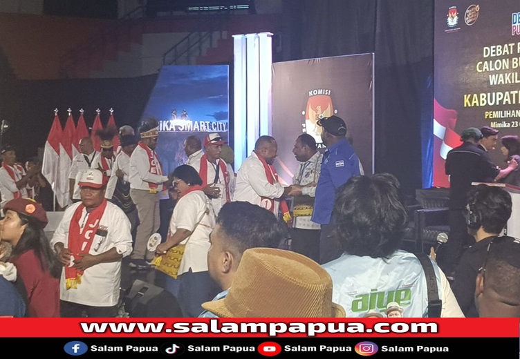 Salam-salaman usai pelaksanaan debat (salampapua.com/Abeth)