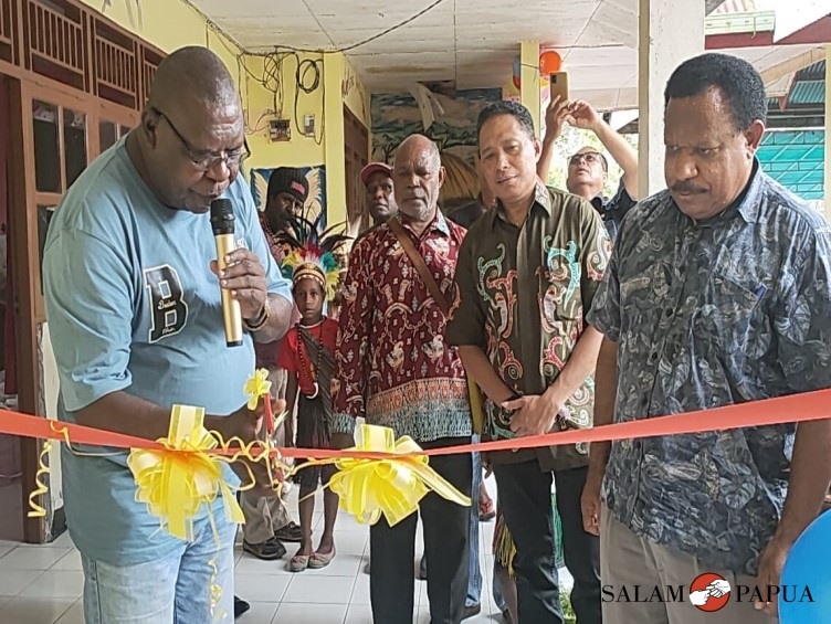 Pengguntingan pita peresmian gedung TK Mamunuok (Foto:salampapua.com/Acik&Abeth)