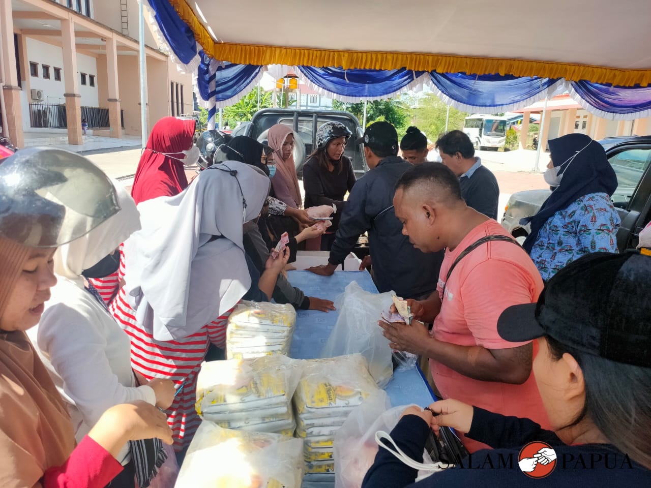 Pegawai Disperindag saat mengatur takaran gula pasir dan beras (Foto:salampapua.com/Acik)