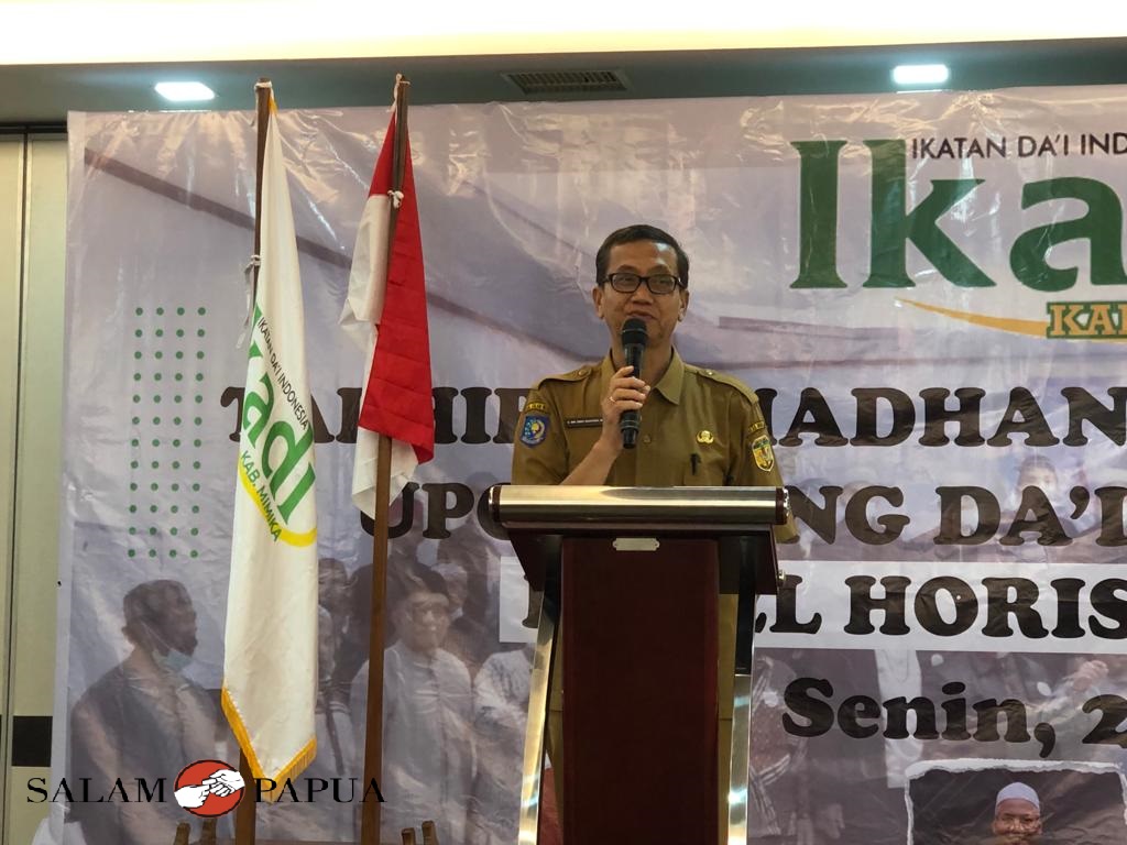 Staf Ahli Bupati Bidang Kemasyarakatan Ignatius Eddy Santoso saat menyampaikan sambutan Plt Bupati Mimika Johannes Rettob (Foto:salampapua.com/Evita)